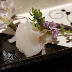 馳走 啐啄一十  - (03)本ミル貝(山口県産)を土佐酢で
      旬となる春、軟らかくもコキュコキュした食感としっとりした旨みが際立ちますね。
      丁寧に手当てしてあるので貝独特の香りは全く気になりません。