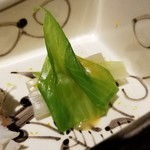 馳走 啐啄一十  - (06)うるい(山形県産)を酢味噌和え
      柔らかくも微かに葉の繊維を感じ取れる様にギリギリな茹で上がり。
      もう2秒も茹でればクタッとなってしまいそうな茹で加減。
      味わいは優しくスッキリ。