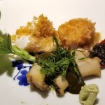 馳走 啐啄一十  - こちらも豪華な一皿。
      (08)煮黒鮑の肝ソース掛け青のりを添えて
      (09)フレッシュキャビアの7日寝かせ
      (10)虎河豚白子のフライ