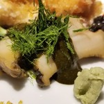 馳走 啐啄一十  - (08)煮黒鮑(三重県伊勢志摩産)の肝ソース掛け、アオサ(高知県四万十川産)載せ
      黒鮑は柔らかく噛むほどに旨みが拡がり、肝ソースの磯の薫り、川のりの清廉な薫りが鼻腔を抜けていきます。