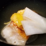 馳走 啐啄一十  - (11)炙り金目鯛(静岡県駿河湾産・サスエ前田魚店)と炙り生くちことウド載せ、利尻昆布と鮪節の出汁のお椀
      炙られて皮下脂肪の活断層が活性化！(笑)
      味覚を揺るがす上品で暴力的な旨みに悶絶。
      凄まじい！