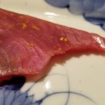 馳走 啐啄一十  - (12)釣り上り鰹(静岡県駿河湾産・サスエ前田魚店)
      丁寧に釣り上げた鰹を釣って直ぐに船上放血神経〆した変態的な鮮度の鰹の腹身。
      脂がのってギラギラと妖しく輝き、上り鰹なのに旨みが濃くて美味しいです♪