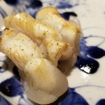 馳走 啐啄一十  - (13)炙り虎河豚(山口県下関産・7日寝かせ)
      産卵期は春～初夏、旬は冬～晩冬
      薄くピンクに染まった身は、上品な味わいでありながらも魅惑的な旨みと甘みが特徴。
      炙ると更に凄い！