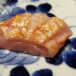 馳走 啐啄一十  - (14)炙り金目鯛の背身(静岡県駿河湾産・サスエ前田魚店・8日寝かせ)
      産卵期は夏、旬は秋～晩冬。
      金目鯛はギリギリ冬の魚で脂のりが良い。
      上品かつ濃い旨み、儚く消えるあと味、素晴らしいです。