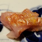 馳走 啐啄一十  - (15)炙り金目鯛の腹身(静岡県駿河湾産・サスエ前田魚店・8日寝かせ)
      背身出さえ極上でしたが、腹身は脂が更にのり本当にヤバい。
      旨過ぎて打ち震えそうです。
      貧乏揺すりではアリマセン。(笑)