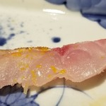 馳走 啐啄一十  - (16)炙り赤鯥(ノドグロ)(山形県庄内産・1kg)の尻下(3日寝かせ)
      産卵期は初夏～初秋、旬は晩秋～晩冬
      魚の一番動かしている尻下を炙って脂を活性化。
      濃厚な旨みと甘み、口腔内に余韻を残します。