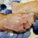 馳走 啐啄一十  - (17)炙り赤鯥(山形県庄内産・1kg)の頭裏(3日寝かせ)
      旬の脂のりは、日本海>大平洋>東シナ海の順ですね。
      炙りを入れたり、炭焼きすると本当に芳ばしく香りますし、味わいが深いです。