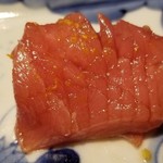 馳走 啐啄一十  - (19)本鮪(和歌山県産・120kg)赤身漬け(9日寝かせ)
      日本近海の本鮪の産卵期は春～夏、旬は初秋～冬。
      近海の本鮪特有の薫り、酸味は仄かにあり、春先独特の大人しい甘みと旨みが印象的です。