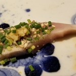 馳走 啐啄一十  - (20)真鯖(静岡県駿河湾産・サスエ前田魚店)
      産卵期は春～夏、旬は秋～晩冬。
      〆鯖を軽く炙り、胡麻とネギと生姜で。
      薫り高く、脂の旨みが最高！
      メチャクチャ美味しくてビビる。(汗)