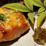 馳走 啐啄一十  - (21)桜鱒の背身(山形県庄内産)の炭火焼き
      脂がのった桜鱒、皮のパリパリ感も芳ばしく美味しい♪
      鮭や鱒などは焼き上げると硬くなりがちですが、こちらは微かにしっとり感を残した絶妙な焼き加減が素晴らしい