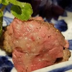 馳走 啐啄一十  - (22)栃木牛のローストビーフ
      備長炭でじっくり焼き上げられ肉自体の旨みが増していますし、 芳ばしく薫り立っています。