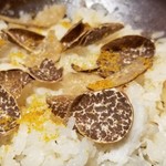 馳走 啐啄一十  - (23)春トリュフご飯(プレーン)
      春トリュフは冬トリュフと比べて控えめな薫りですが、それでも艶やかな薫りが立ち昇って来ます。