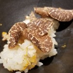 馳走 啐啄一十  - (23)春トリュフご飯(プレーン)
      春トリュフの控えめながらも艶やかな薫りが立ち昇って来ます。
      口腔内が薫りで溢れ、満ち足りた気持ちになります。