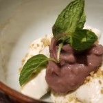 馳走 啐啄一十  - (24)胡麻プリンの小豆餡のせ
      モチモチぶるぶるな食感と控えめな甘さ。
      滑らかな口溶け。
      こし餡も溶ける様な円やかさ。
      白胡麻の香りが宴の終演を彩ります。