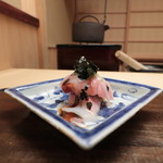 木山 - 鮪、山葵菜の握ら寿司、シャリのソース