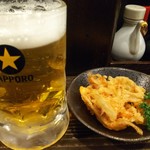 Ichibamboshi - 生ビールとお通しの 桜えびのかき揚げ   