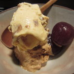 本濱 - エスプレッソとキャラメルを和えたバニラアイスクリーム  巨峰を添えて３