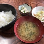 とんかつ丸正 - 手作りのお新香 おからの煮物 お味噌汁