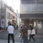 Kakigoori Koubou Sekka - 雪菓さんを取材するカメラがありましたが、待ちのお客さんが落ち着くまで外で待機されていました。