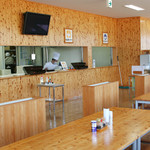 レストラン田園 - ウッディーで明るい店内