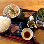 地料理の店 ごんきち - 冷しゃぶとろろとサバの炭火焼(寒ブリ刺身付き)定食