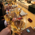 全員シャンパンで乾杯