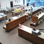 六花亭 - 階段の踊り場から見た、1階の売店