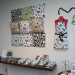 六花亭 - 本店でのみの限定販売の六花柄クッションとエプロン