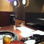 神戸牛 神源 - 2011.12.6　ブラインドがあって個室感覚。ジャズが心地よい落ち着く店内。