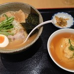 らくらく亭 - 鶏骨醤油ラーメンと天津飯のセット850円