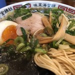 雷電 - 細麺ですが歯応えが有ります。量と質、パンチがあります。