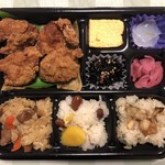 おこわ米八 - 鶏の唐揚げと彩りおこわの弁当