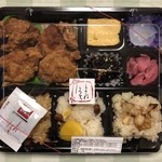 おこわ米八 - 鶏の唐揚げと彩りおこわの弁当
