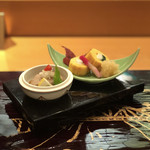 金澤玉寿司 - 突き出し(まぐろの煮物、卵焼き)