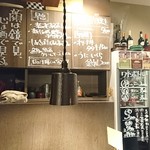 雨ノチ晴レル家 - この日のおススメと日本酒メニューは厨房側に書かれてます