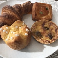 タワーズ - 朝のパン祭り。
                    ホテルの朝パンは何を食べても美味しいので食べ過ぎる。
