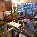 Anea cafe - 天井が高く、木のぬくもりが感じられる開放的な空間♪　