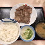 松屋 - 牛焼肉と牛カルビの鉄板コンビセット
            ¥730