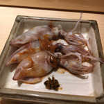すし岩瀬 - 生ホタルイカの炙り