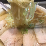 青竹手打ちラーメン 大和 - ギックリするほど腰がある麺をリフトす。