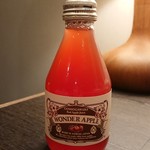 エーファクトリー - りんごジュース(品種:御所川原／ストレート) 324円:ジュースの赤い色もラベルもかわいい。きちんと甘酸っぱい。甘酸っぱい系好きにはオススメ♪