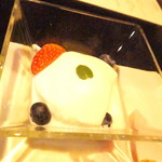 黄鶴 - ２０１８冬・温色健美ランチ　２１００円（税込）とろとろ杏仁豆腐　甘酒ソース掛け　焼き菓子添え【２０１８年１月】