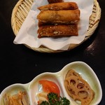 中華菜館 桂林 - 料理写真:まずこれを最初に頂きました。
春巻と前菜的なもの