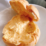 Kレーヴ - シュークリーム。ホイップ＆カスタードのクリームかな？バニラビーンズは見えないけど美味しいクリーム