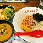 えびくらぶ - えび辛つけめん　９００円(税込)とガーリックシュリンプ丼(税込５００円)。右上に黒く見えるはあおさ(＋１００円)。