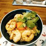 えびくらぶ - シュリンプ丼の海老は６尾。他卵黄とパクチー。ライスは玄米で、海老には弱めのにんにく臭、そして円やかな塩だれで味付けしてあったのかな。