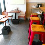 えびくらぶ - カウンター１１席メインで２人掛けテーブルは２つ。