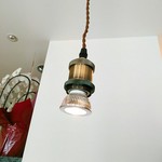 えびくらぶ - カウンター席にはそれぞれの上にライト。