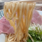 青波 - 「無情(醤油)」の麺のアップ