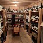 Fika - コレが建物内にあるワインの販売スペース。日本語で書かれた説明がそれぞれ貼ってあって親切です。